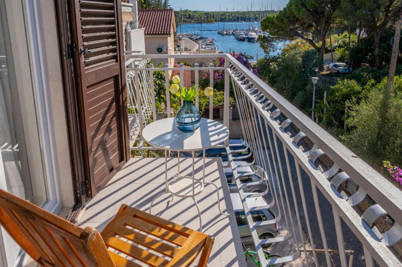 Matanovi Dvori Appartement Milna  Buitenkant foto